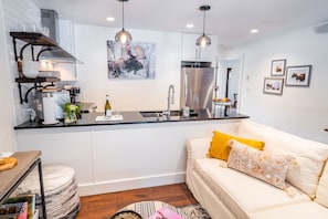 Smart TV, chimenea y libros