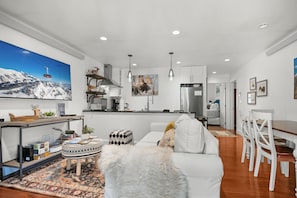 Smart TV, fireplace, books - RMR: Spruces 13 - The Elks Condo in The Aspens (Wilson)