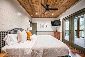 4 bedrooms, iron/ironing board, WiFi, bed sheets - Cabin Nestled Deep in Tall Pines; Great Patio Space (Broken Bow)