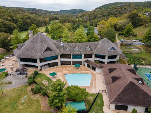Cozy Cabin_Gated Stonebridge Resort_Free Silver Dollar City Tickets_OnSite GolfCourse_Outdoor Pool