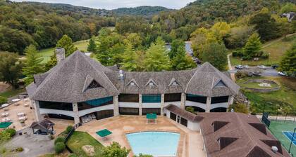 Cozy Cabin_Gated Stonebridge Resort_Free Silver Dollar City Tickets_OnSite GolfCourse_Outdoor Pool