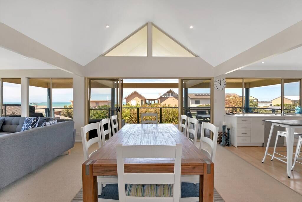 Two Blue Doors - Spacious, Location and Sea Views!