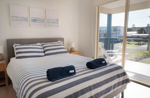 4 bedrooms, desk, iron/ironing board, free WiFi - Two Blue Doors - All Linen Included (Middleton)