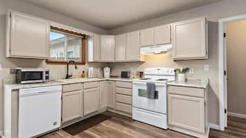 Fridge, microwave, stovetop, dishwasher