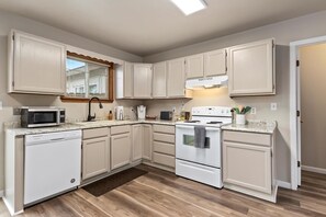 Réfrigérateur, micro-ondes, plaque de cuisson, lave-vaisselle