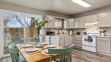 Fridge, microwave, stovetop, dishwasher