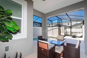 Outdoor dining - Stunning 4Bd w/ Private Pool Storey Lake 4245 (Kissimmee)