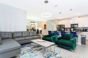 TV, lettore DVD, libri, impianto stereo