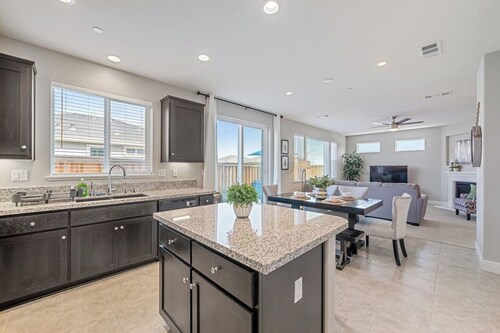 LuxoStays| ! Spacious, Cozy and Peaceful 5BR House