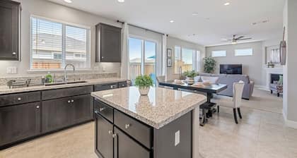 LuxoStays| ! Spacious, Cozy and Peaceful 5BR House