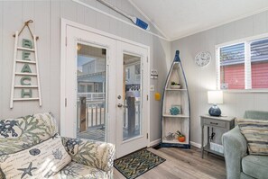 Smart TV, video games, books - 🔥LAST-MINUTE DEALS🔥*PET-FRIENDLY*COVERED PORCH WITH TV*GOLF CART & LINENS🌞🌊 (Myrtle Beach)