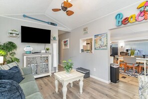 Smart TV, video games, books - 🔥LAST-MINUTE DEALS🔥*PET-FRIENDLY*COVERED PORCH WITH TV*GOLF CART & LINENS🌞🌊 (Myrtle Beach)