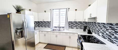 Frigorifero, microonde, forno, piano cottura