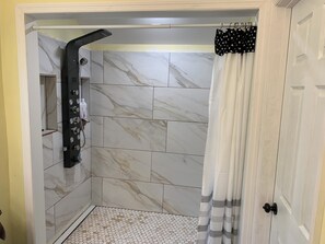 Een douche, handdoeken, zeep, shampoo