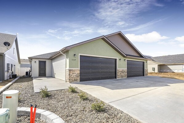 Exterior - Brand new construction duplex, Clean & Cozy 1069 (Twin Falls)