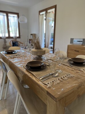 Dining - Villa with private swimming pool and parking, private garden, sleeps max 10pers. (Ghisonaccia)