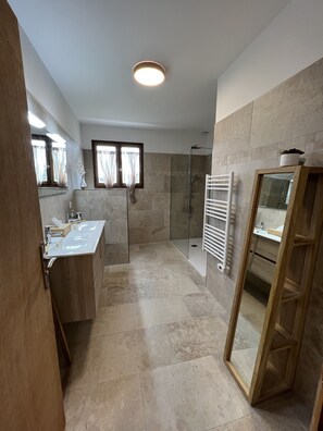 Regadera, secadora de cabello, toallas, papel de baño 