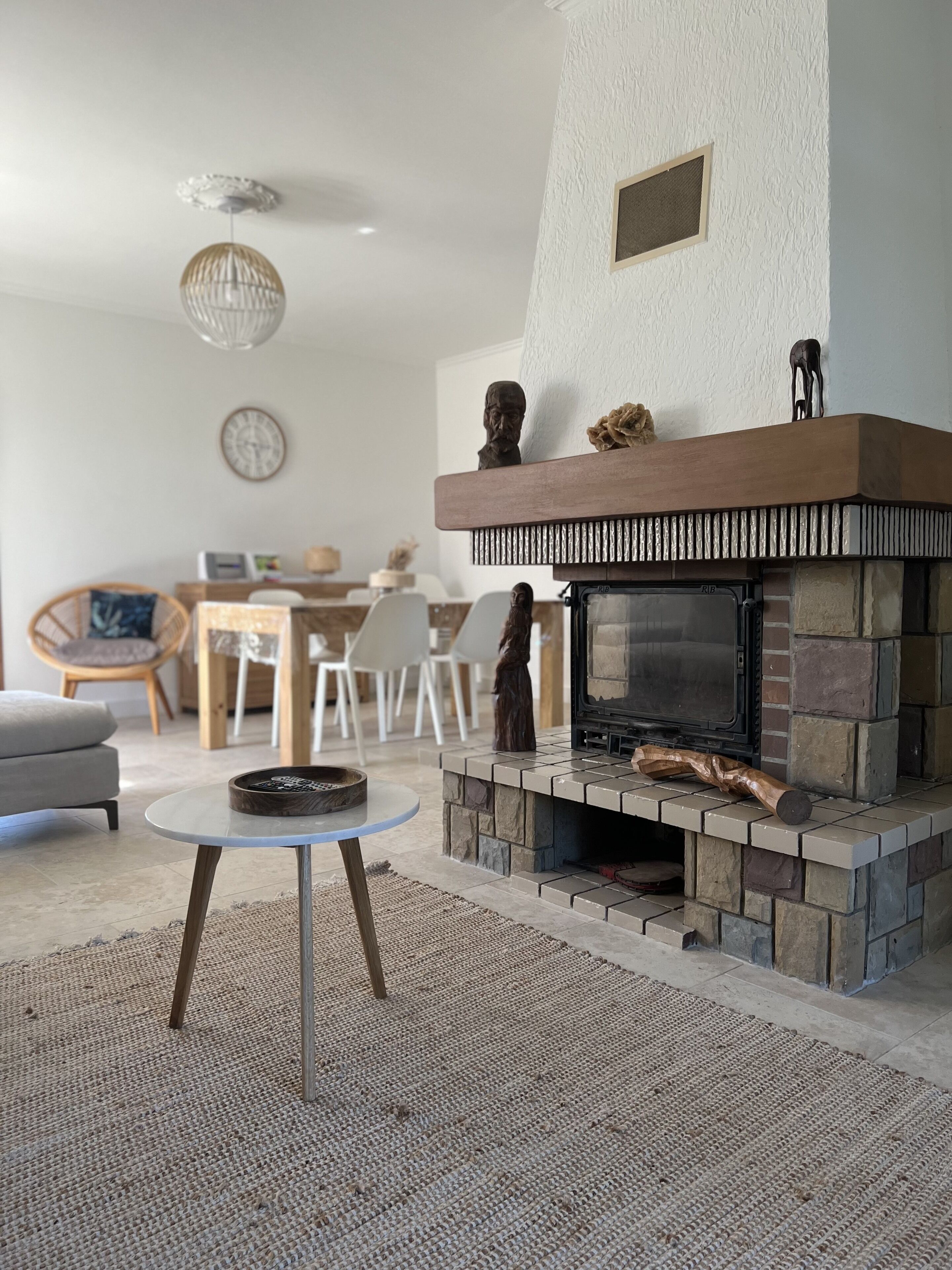 Televisor intel·ligent, llar de foc, taula de tennis de taula i llibres 