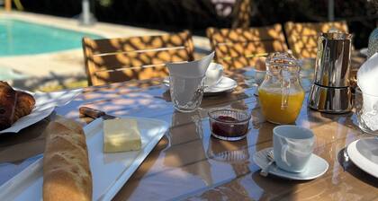 Villa avec piscine et parking privés, jardin privé 1700m2.