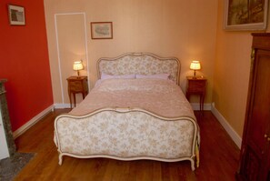 2 bedrooms, desk, WiFi