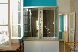 Combined shower/bathtub