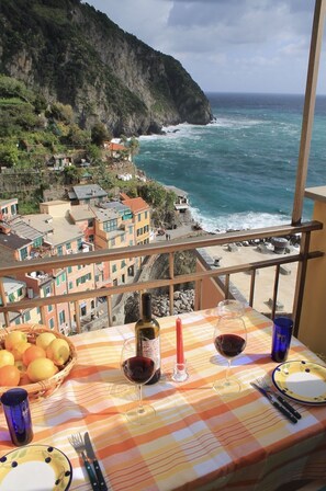 Outdoor dining - Lovely Rustic by the Sea (Riomaggiore)