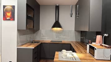 Estudio de diseñador, 1 habitación, refrigerador y microondas, vista a la ciudad | Cocina privada | Refrigerador con congelador, microondas y parrilla de estufa