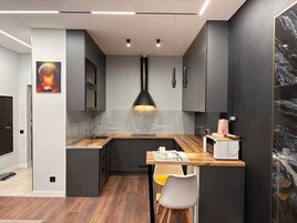 Refrigerador con freezer, microondas, placa de cocina, cafetera/tetera