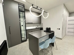 Condo de lujo | Cocineta privada | Refrigerador con congelador, microondas y parrilla de estufa 