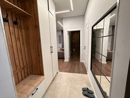 Minibar, decoración personalizada, escritorio y cortinas blackout 