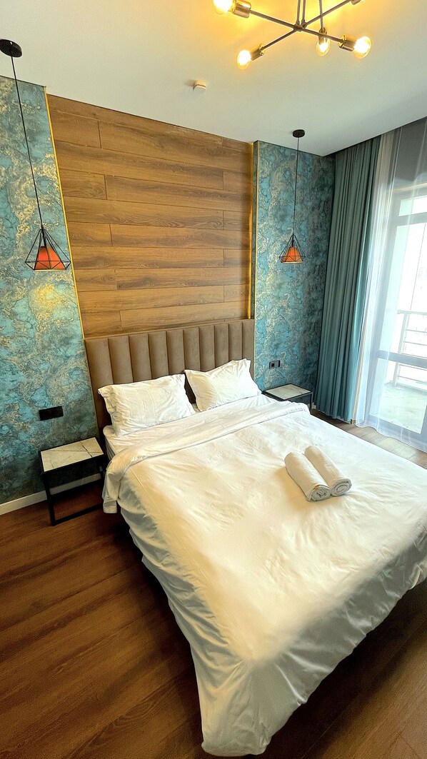 Estudio de diseñador, refrigerador y microondas | Minibar, decoración personalizada, escritorio y cortinas blackout 