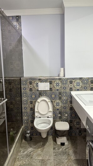 A bathroom with a toilet, bidet, and a sink. - Prego apartments Almatau (Astana)