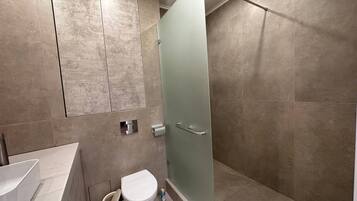 Studio Design, 1 chambre, réfrigérateur et four à micro-ondes, vue ville | Salle de bain | Douche, sèche-cheveux, peignoirs, chaussons