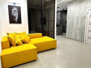 Condo de lujo | Minibar, decoración personalizada, escritorio y cortinas blackout 