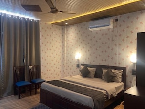 Superior Double Room, 1 King Bed, Mountain View
