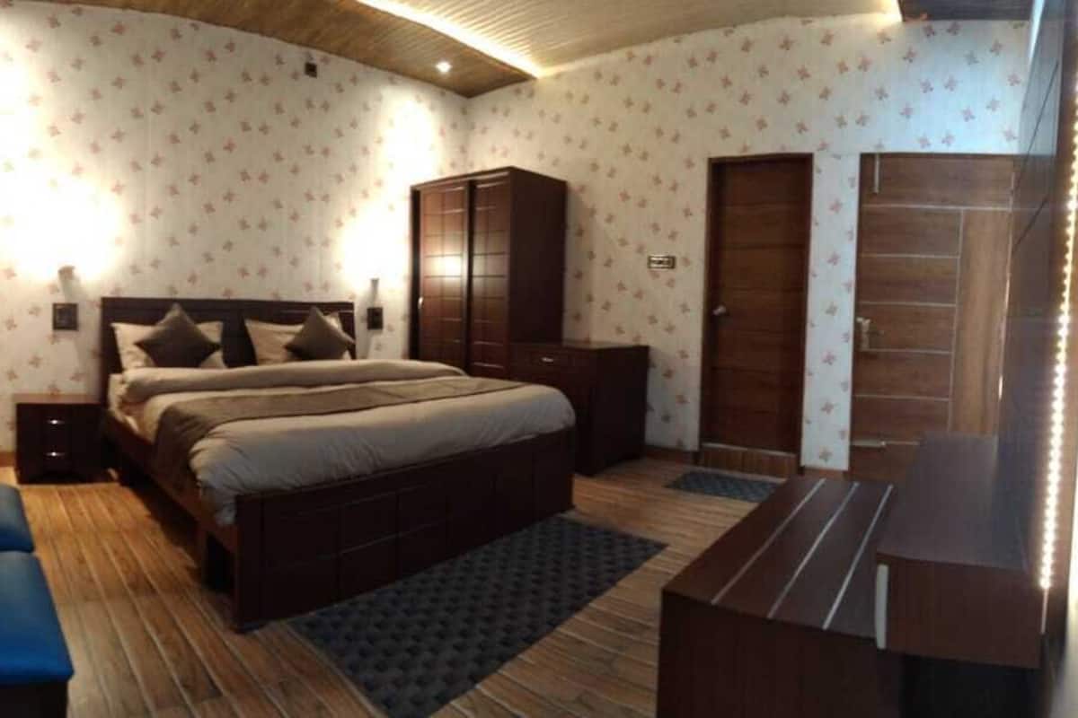 Superior Double Room, 1 King Bed, Mountain View | Egyptian cotton sheets, premium bedding, memory foam beds