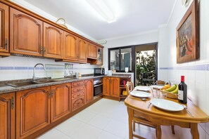 Køleskab, mikrobølgeovn, ovn, kogeplade