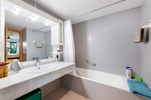 Baignoire, articles de toilette (gratuits), séchoir à cheveux