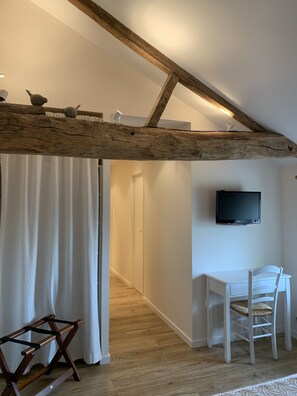 Habitación tradicional | Ropa de cama de alta calidad, decoración individual, escritorio