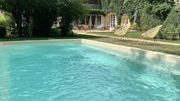 Una piscina al aire libre de temporada