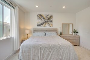 4 soverom, strykejern/-brett, internettilgang og sengetøy