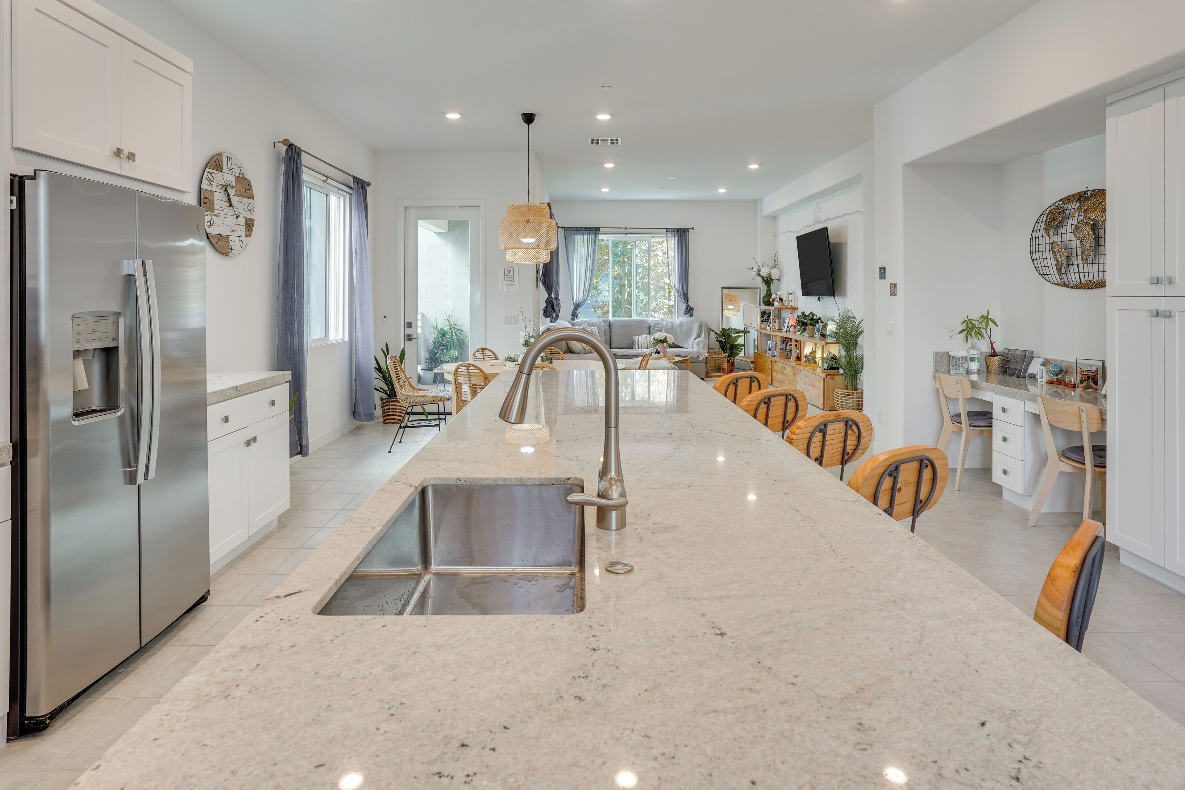 Kühlschrank, Mikrowelle, Herdplatte, Geschirrspüler