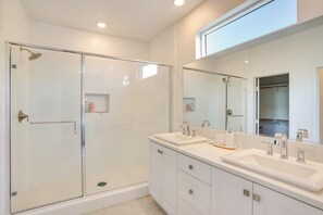 Articles de toilette (gratuits), séchoir à cheveux, serviettes fournies
