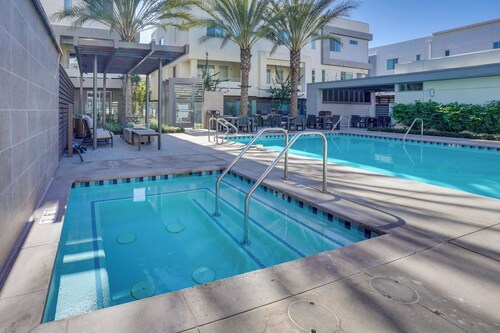 2 Mi to Disney: Townhome in Anaheim