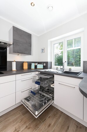 Een koelkast, een magnetron, een oven, een vaatwasser