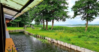 Bungalow incl. boat directly on the lake