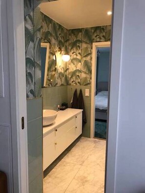 Banheira, secador de cabelo, toalhas de banho, papel higiênico