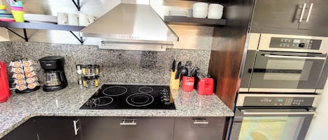 Frigorífico, microondas, horno y placa de cocina