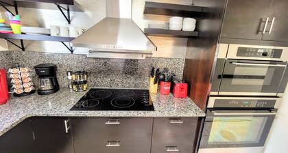 Comfortable 2BDR / 2BATH TownHome near Dulles Airport, Metro, Fast Gigabit WiFi