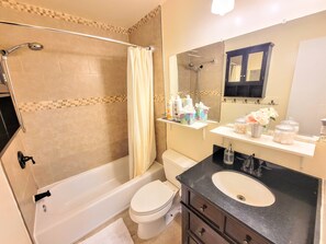 Ensemble douche/baignoire, sĂšche-cheveux, bidet, serviettes fournies